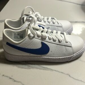Brand new Nike boys low white sneakers with blue check size 3.5!